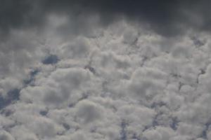 stürmisches Wetter und dunkle Wolken foto