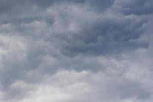 stürmisches Wetter und dunkle Wolken foto