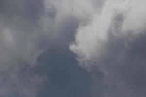 stürmisches Wetter und dunkle Wolken foto