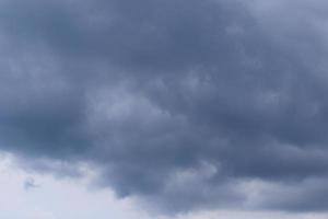 stürmisches Wetter und dunkle Wolken foto