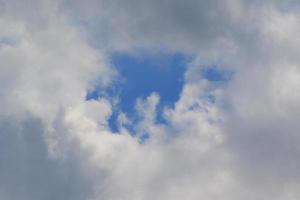 stürmisches Wetter und dunkle Wolken foto