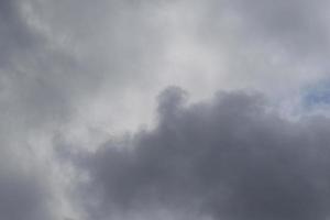 stürmisches Wetter und dunkle Wolken foto