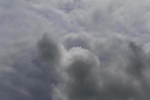 stürmisches Wetter und dunkle Wolken foto