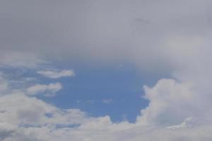 stürmisches Wetter und dunkle Wolken foto