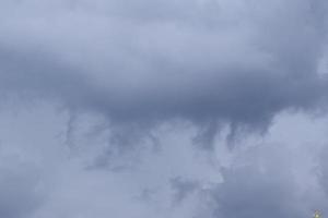 stürmisches Wetter und dunkle Wolken foto