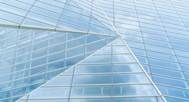 Modernes Bürogebäude aus Glas. aussenansicht büro glasgebäude geometrische architektur. Firma Glasfenster. Firmengebäude. Turm des Finanzgeschäftszentrums. Baustoff Sicherheitsglas.