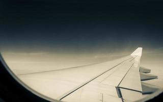 blick aus dem flugzeugfenster in großer höhe, turbinen über afrika. foto