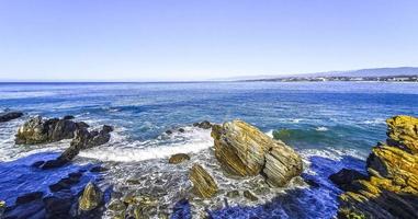 schöne felsen klippen surfer wellen am strand puerto escondido mexiko. foto