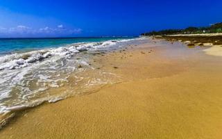 tropischer karibischer strand klares türkisfarbenes wasser playa del carmen mexiko. foto