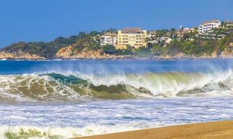 extrem riesige große surferwellen am strand puerto escondido mexiko. foto