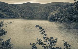 Nationalpark Plitvicer Seen bunte Landschaft türkisfarbenes Wasser in Kroatien. foto