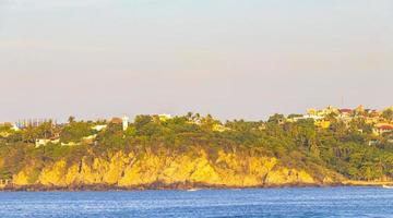 strand sand blaues wasser riesige surfer wellen puerto escondido mexiko. foto