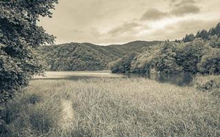 Nationalpark Plitvicer Seen bunte Landschaft türkisfarbenes Wasser in Kroatien. foto