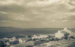 Novi Vinodolski am sonnigen Tag mit dunklen Wolken in Kroatien. foto