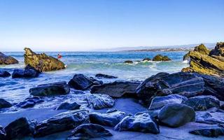 schöne felsen klippen surfer wellen am strand puerto escondido mexiko. foto