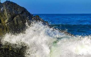 schöne felsen klippen surfer wellen am strand puerto escondido mexiko. foto