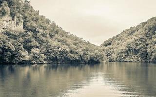 Nationalpark Plitvicer Seen bunte Landschaft türkisfarbenes Wasser in Kroatien. foto