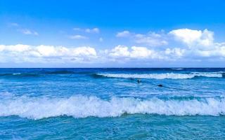 tropischer karibischer strand klares türkisfarbenes wasser playa del carmen mexiko. foto