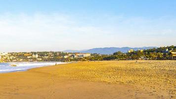 strand sand blaues wasser riesige surfer wellen puerto escondido mexiko. foto