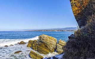 schöne felsen klippen surfer wellen am strand puerto escondido mexiko. foto