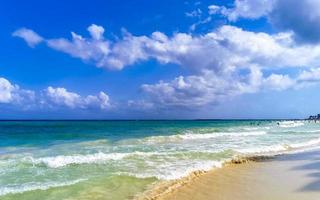 tropischer karibischer strand klares türkisfarbenes wasser playa del carmen mexiko. foto