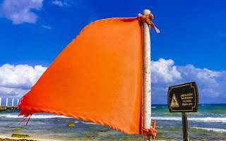 rote flagge schwimmen verboten hohe wellen playa del carmen mexiko. foto