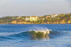 extrem riesige große surferwellen am strand puerto escondido mexiko. foto