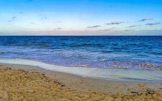 tropischer karibischer strand klares türkisfarbenes wasser playa del carmen mexiko. foto