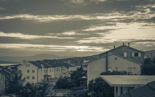 schöner sonnenuntergang in novi vinodolski erstaunliche wolken und farben kroatien. foto