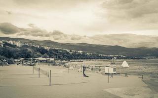 wunderbarer sand- und felsiger strand und promenade novi vinodolski kroatien. foto