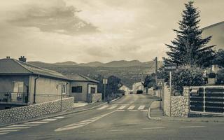 novi vinodolski stadtbild straße und bergblick im schönen kroatien. foto