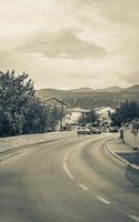 novi vinodolski stadtbild straße und bergblick im schönen kroatien. foto