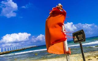 rote flagge schwimmen verboten hohe wellen playa del carmen mexiko. foto