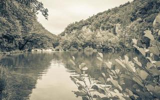 Nationalpark Plitvicer Seen bunte Landschaft türkisfarbenes Wasser in Kroatien. foto