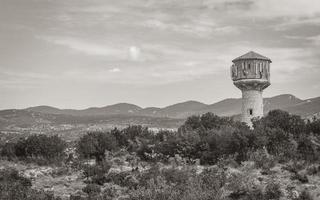 Wachturm in der Naturberglandschaft von Novi Vinodolski Kroatien foto