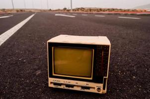 Vintage-Fernseher auf der Straße foto