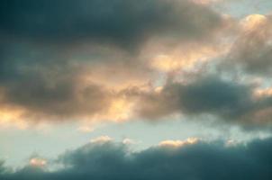 bewölkter Himmel bei Sonnenuntergang foto