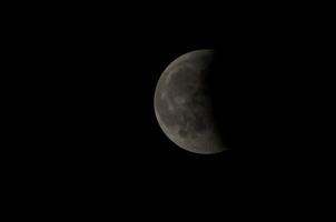 der Mond in der Nacht foto