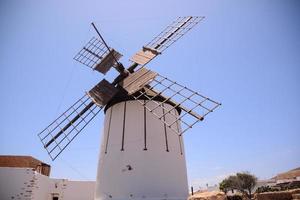 traditionelle Windmühle unter strahlend blauem Himmel foto