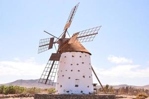 traditionelle Windmühle unter strahlend blauem Himmel foto