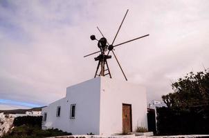 Traditionelle Windmühle unter bewölktem Himmel foto