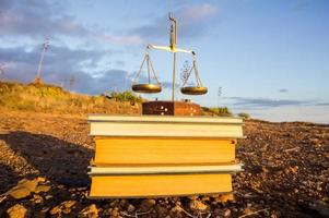 Bücher und eine Waage am Strand foto