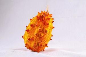 isolierte Kiwano-Frucht foto