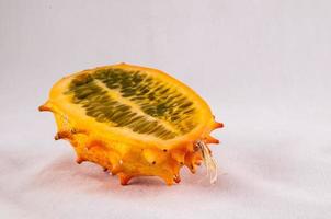 isolierte Kiwano-Frucht foto