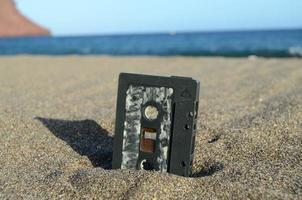 Altes Kassettenband am Strand foto