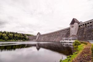 Blick auf einen deutschen Wasserdamm foto