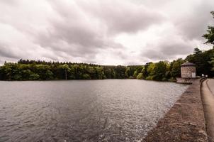 Blick auf einen deutschen Wasserdamm foto