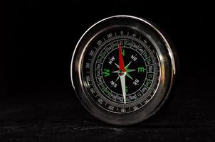 Kompass auf schwarzem Hintergrund foto