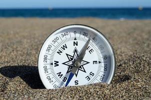 Kompass im Sand foto