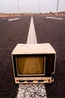 Alter Fernseher auf der Straße foto